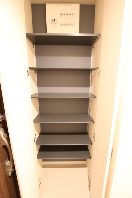 玄関　縦型のシューズボックス