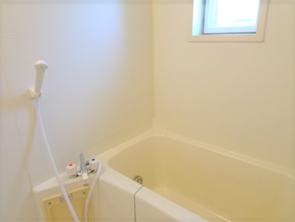 バス・シャワールーム　追焚と浴室乾燥機付きバスルームです