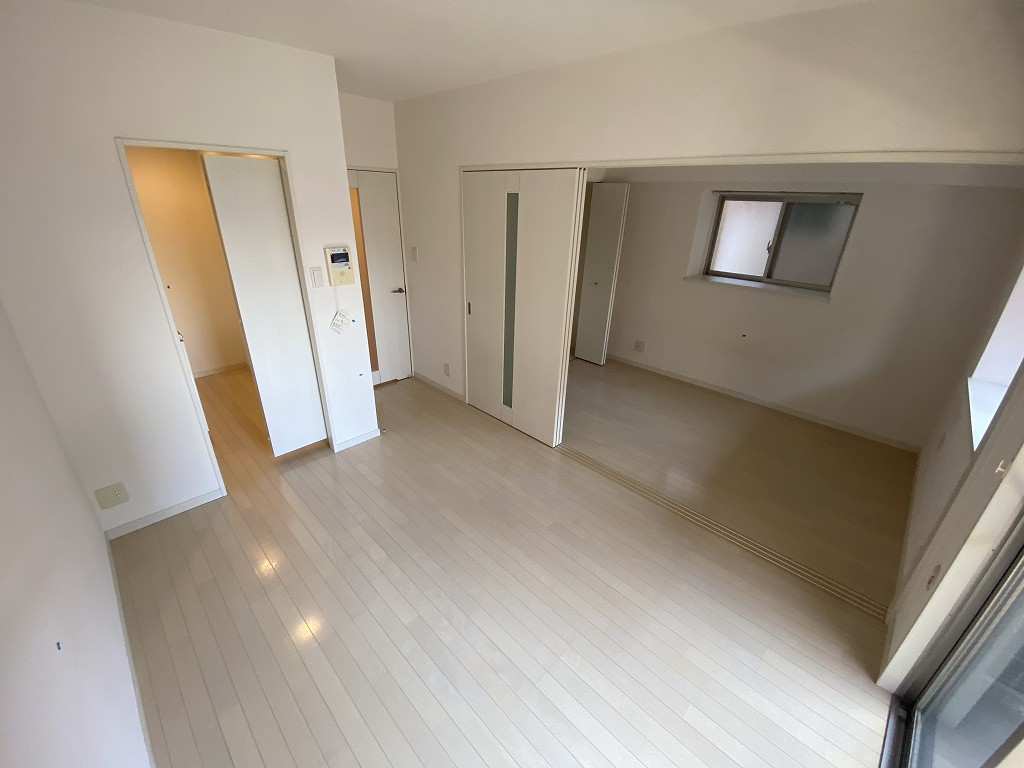 居室・リビング　南東向きの明るい室内です。