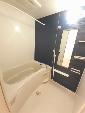 バス・シャワールーム　コンパクトで使いやすいお風呂です