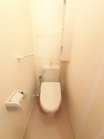 トイレ　落ち着いた色調のトイレです