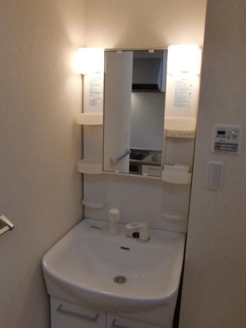 洗面設備　独立洗面所は脱衣所に御座います