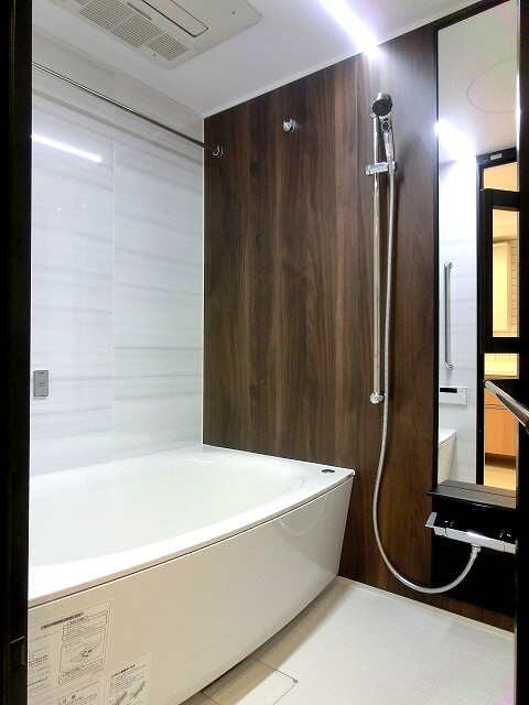 バス・シャワールーム　シースルーバスです