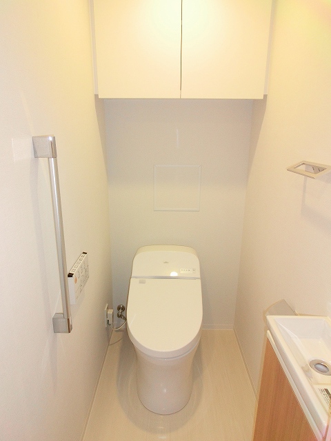 トイレ　温水洗浄便座です