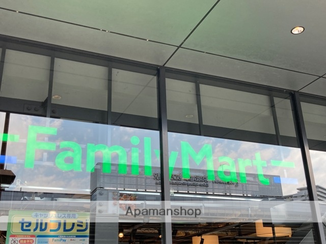 コンビニ　ファミリーマート（コンビニ）まで129m