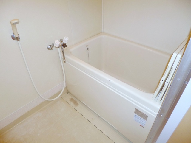 バス・シャワールーム　きれいなユニットタイプの浴室です。