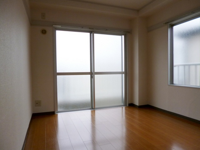 居室・リビング　最上階洋室角部屋2面採光です♪