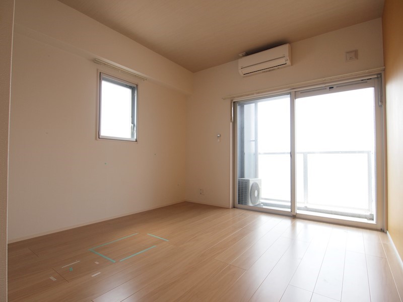 居室・リビング　明るい白を基調としたお部屋です。