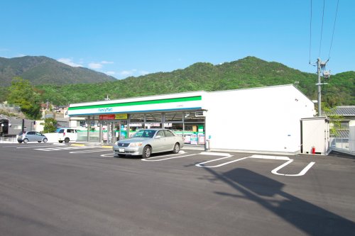 コンビニ　ファミリーマート広中新開店（コンビニ）まで596m