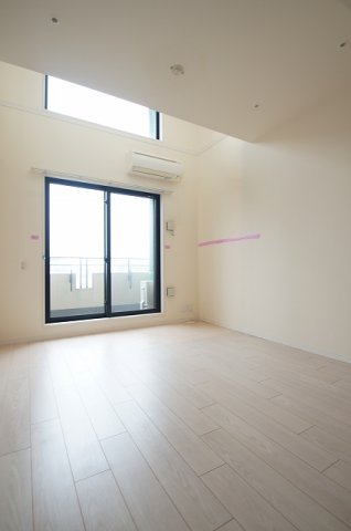 居室・リビング　優しい色合いの床材を使用した居住空間