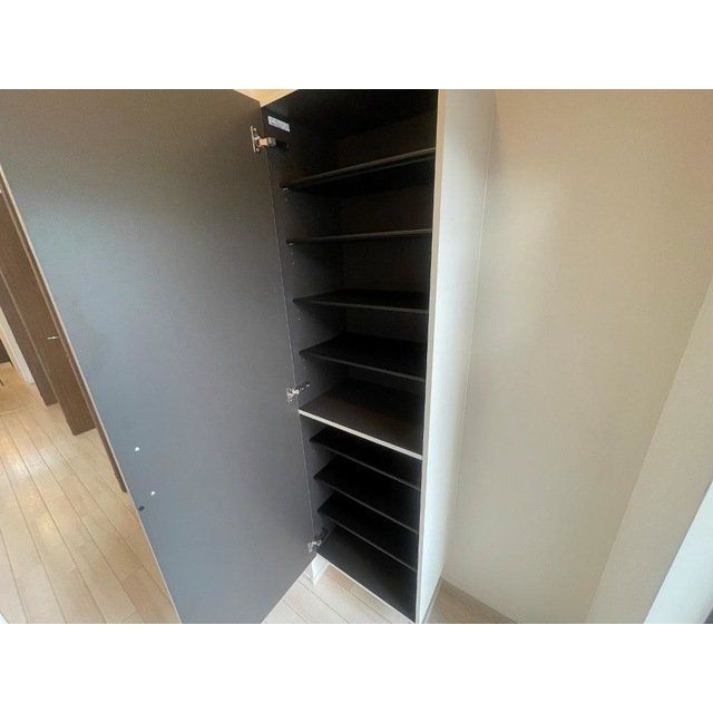 玄関　色は実物と異なります（イメージ）