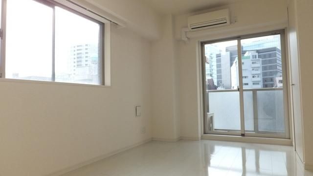 居室・リビング　２面採光の明るい居室