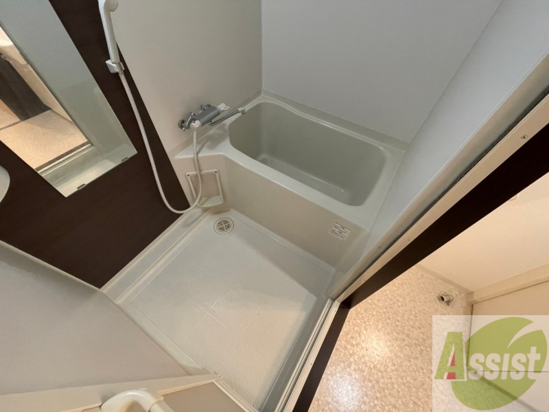 バス・シャワールーム　バスルームはこちらです。広々としてゆったり休めます。