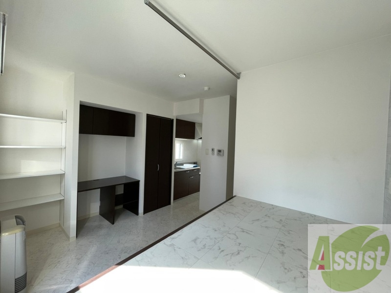 その他部屋・スペース　別の角度から洋室を撮影しました。日射しがあり明るい印象。