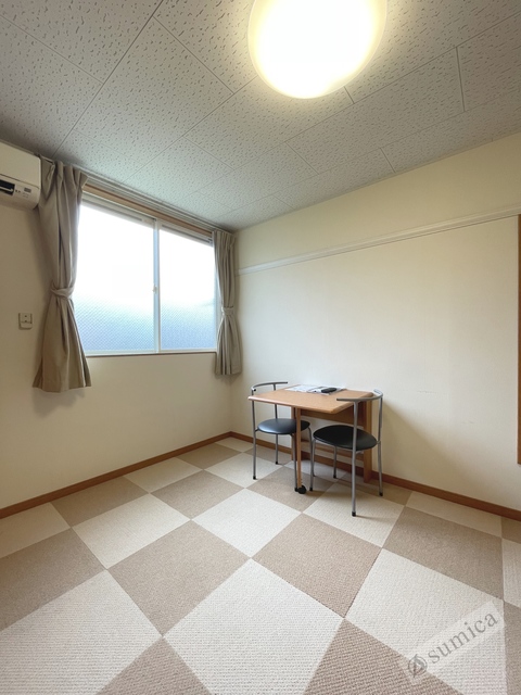 居室・リビング　カーテン付き。しっかり明かりを遮断します。