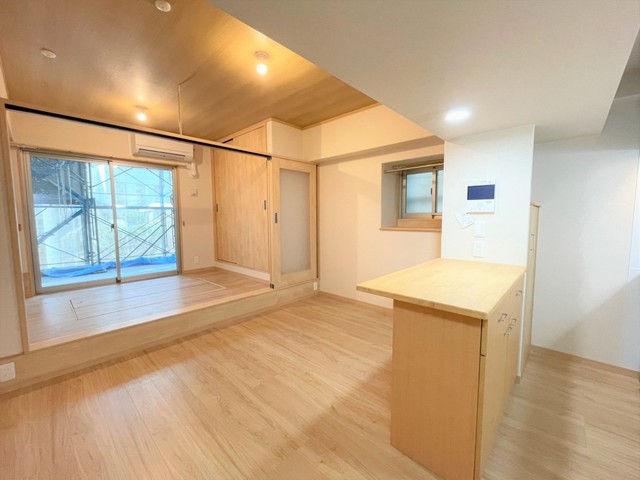 居室・リビング　【居間・リビング】居室＊洗面化粧台側から