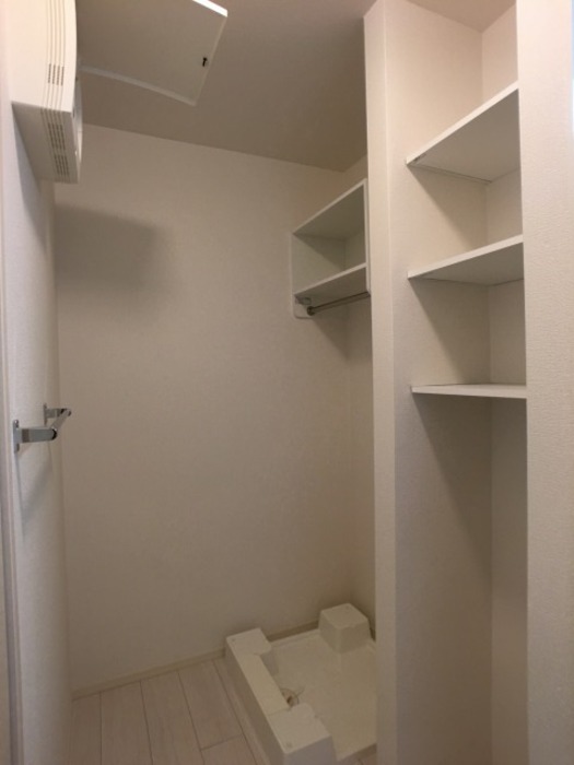 収納　洗濯機置き場と整理棚