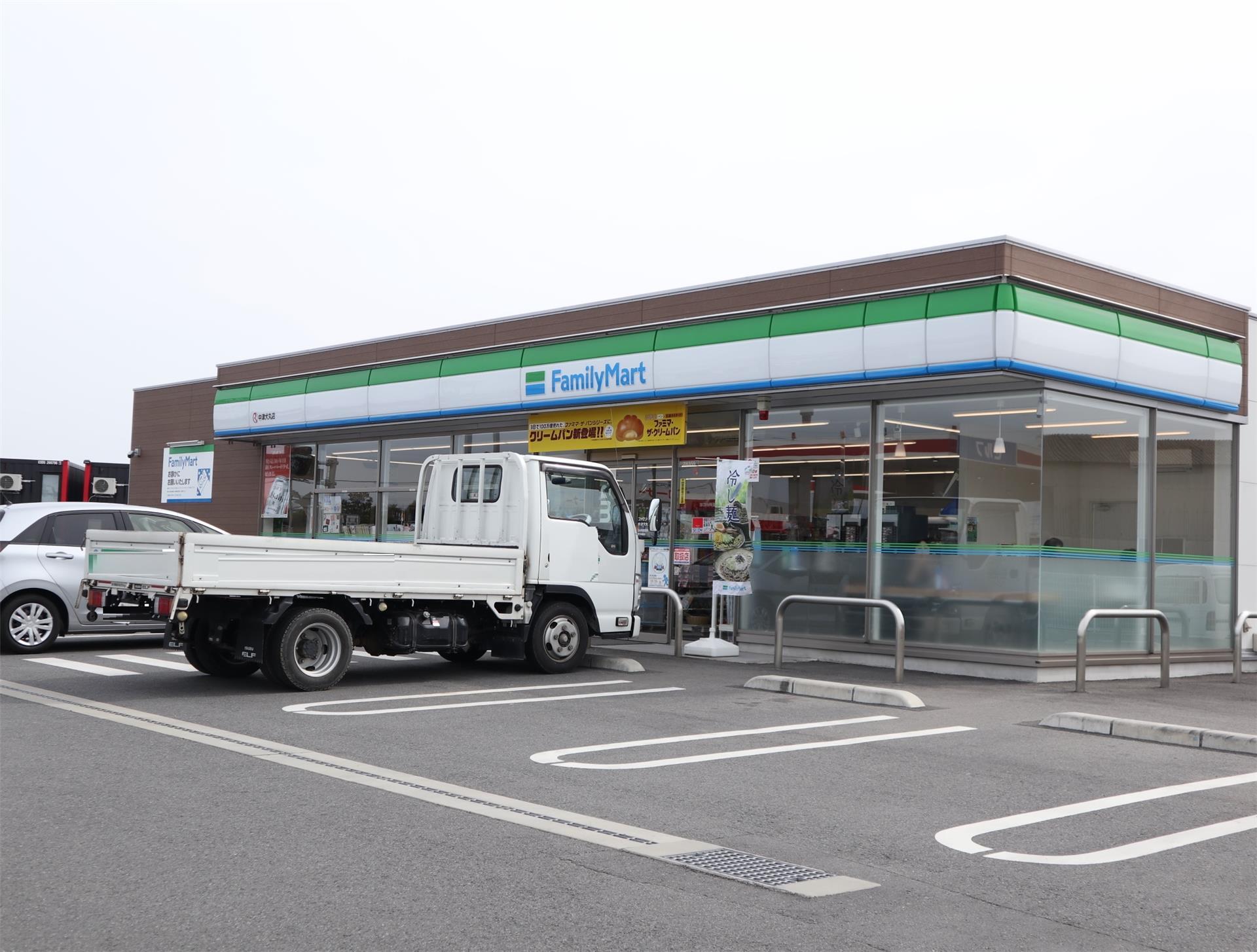 コンビニ　ファミリーマート中津犬丸店（コンビニ）まで195m