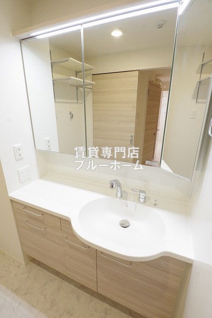 洗面設備　3面鏡のシャンプードレッサーです！