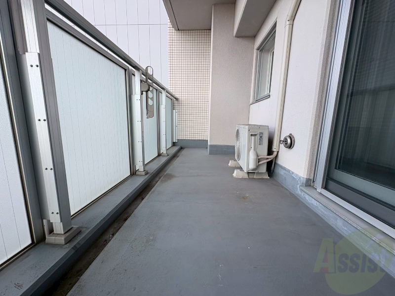 バルコニー　バルコニー。洗濯物がはかどりそうな広さがありますよ。