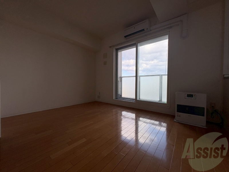 居室・リビング　リビングです。木目のフローリングが落ち着きますね。