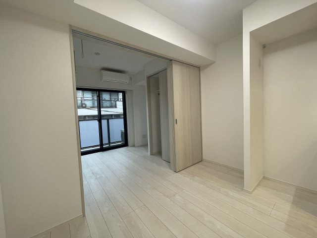 居室・リビング　落ち着いた色合いの床材を使用した居住空間です。