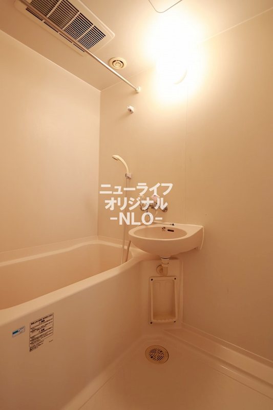 バス・シャワールーム　バスタブに浸かって一日の疲れをゆっくり癒せます★