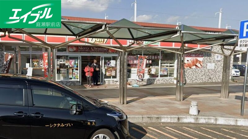 コンビニ　デイリーヤマザキ新倉敷駅店（コンビニ）まで574m