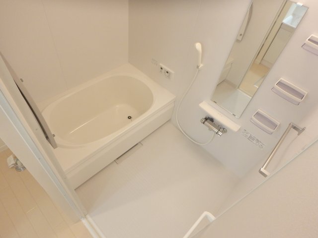 バス・シャワールーム　コンパクトで使いやすいお風呂です