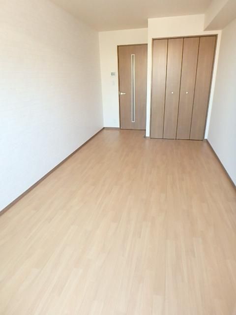 居室・リビング　白を基調とした部屋です