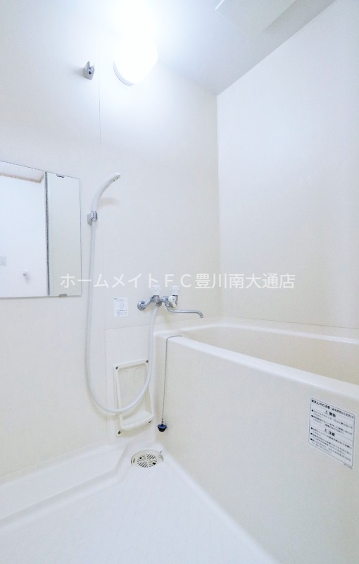 バス・シャワールーム　同型別部屋写真（反転）