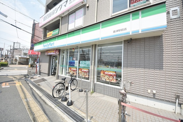 コンビニ　ファミリーマート　豊津駅前（コンビニ）まで453m