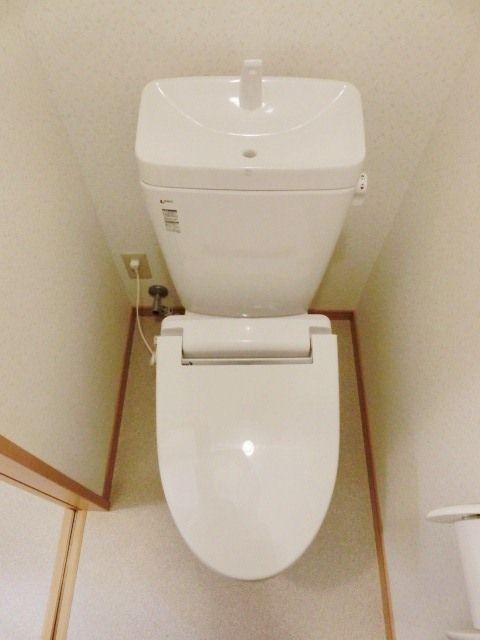トイレ　トイレはシンプルですね。