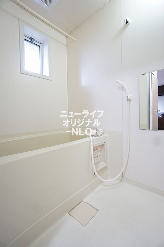 バス・シャワールーム　自然光の入る明るい浴室でリフレッシュ！