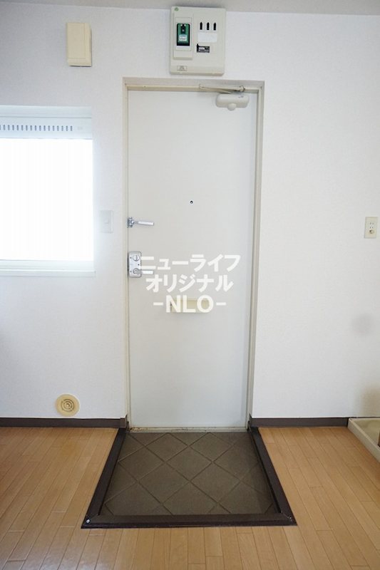 玄関　玄関スペースが広いのでお好みの収納を置くこともできますよ◎