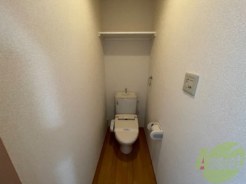 トイレ　トイレスペースに棚のスペースが有るのは良さそうですね。