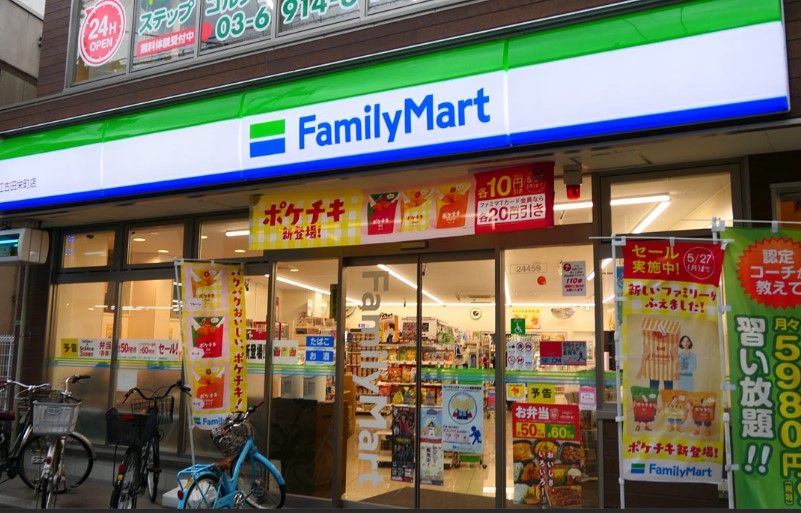 コンビニ　ファミリーマート（コンビニ）まで150m