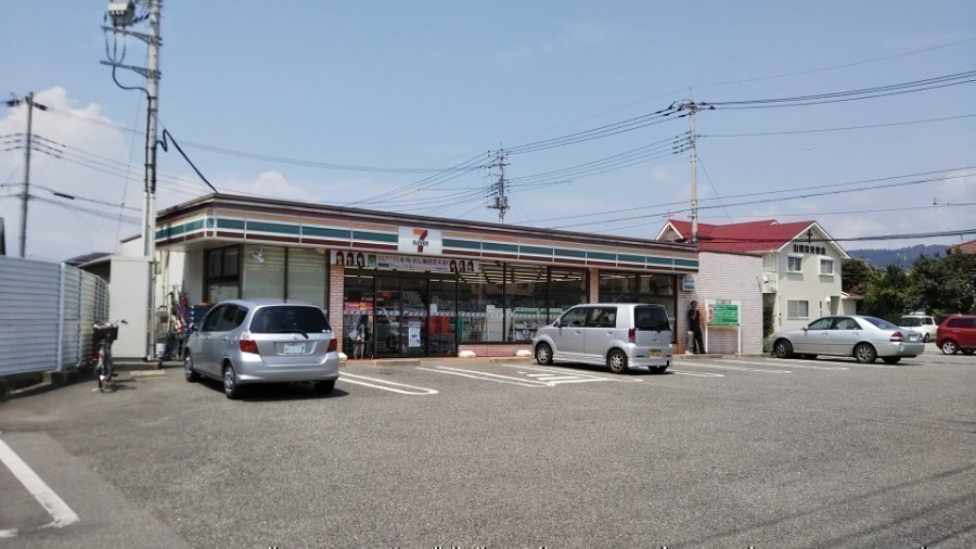 コンビニ　セブンイレブン（コンビニ）まで195m
