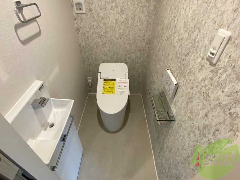 トイレ　清潔感があるトイレで、洗面台も付いていますね。