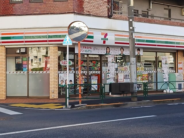 コンビニ　セブンイレブン（コンビニ）まで492m