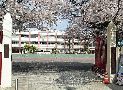 小学校　北区立 赤羽小学校（小学校）まで62m
