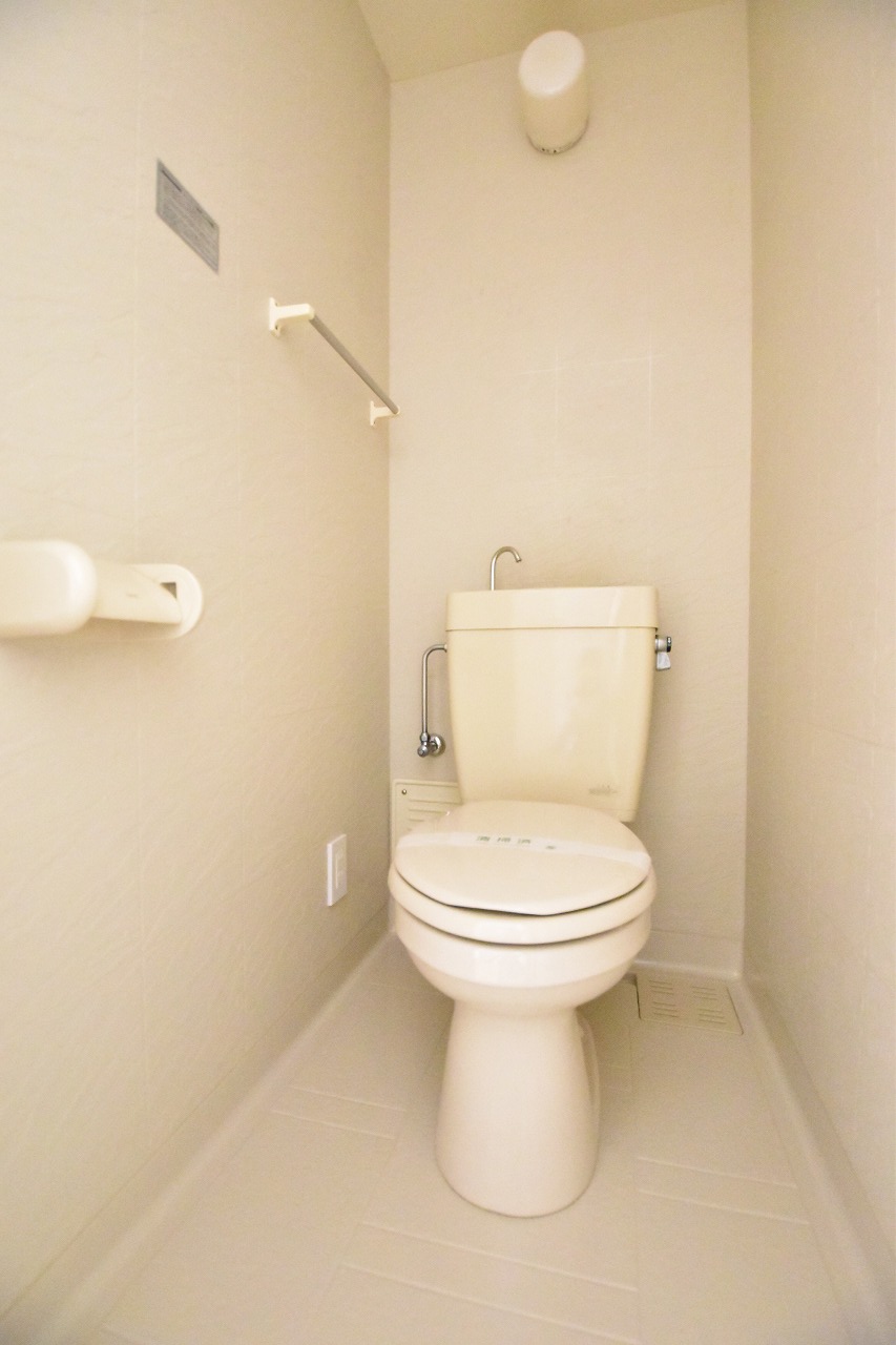 トイレ　清潔感のあるトイレスペース。