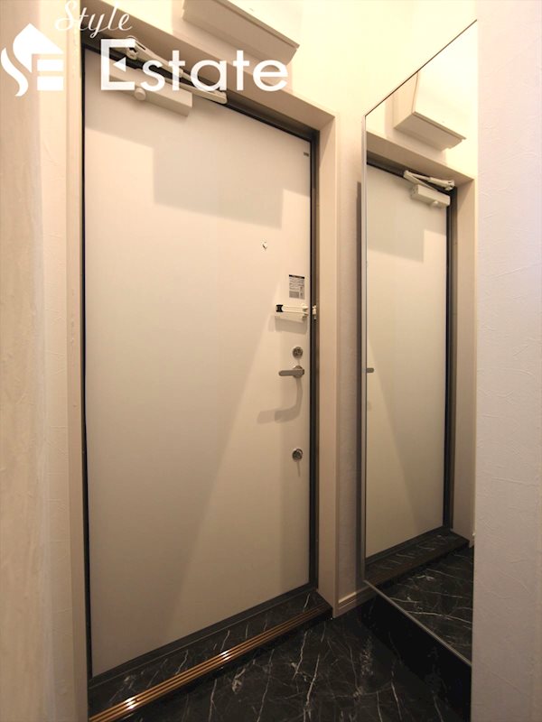 玄関　玄関★シューズボックス付★鏡付　別部屋の写真