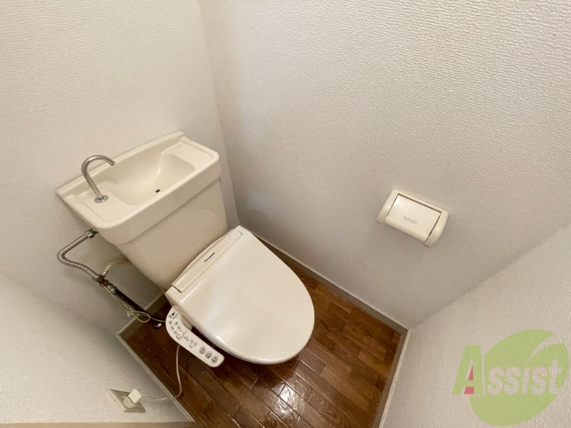 トイレ　トイレはウォシュレット機能付きです。安心して使用できますね。
