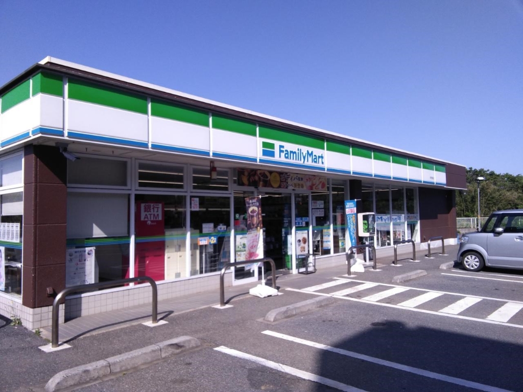 コンビニ　ファミリーマート 栄安食店（コンビニ）まで810m