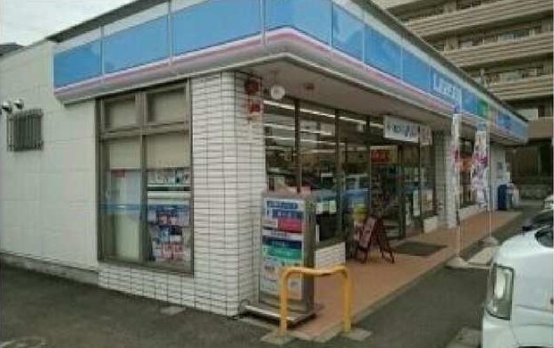 コンビニ　ローソン（コンビニ）まで700m