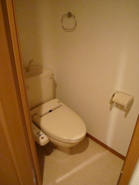 トイレ　温水洗浄便座付き。感染症を防止して健康を守ります。