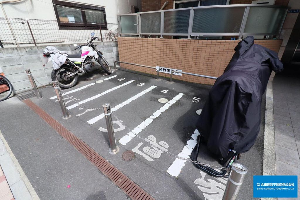 その他共有部分　バイク置場付で大切なバイクをお住まいの敷地内に駐車できます。