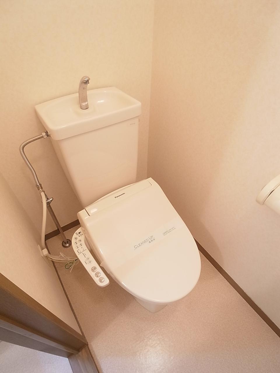 トイレ　設置されている温水洗浄便座は残置物扱いとなります。