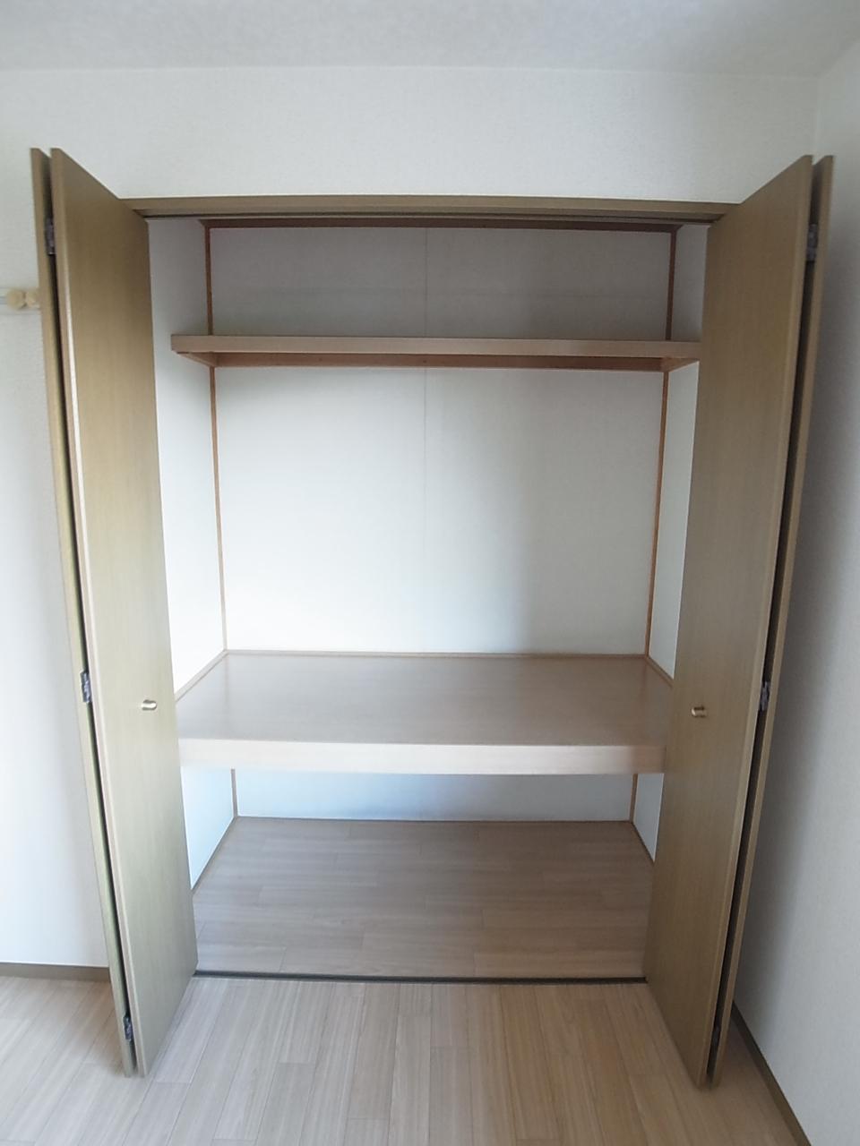 収納　洋室の収納は仕分けしやすく棚が付いております。